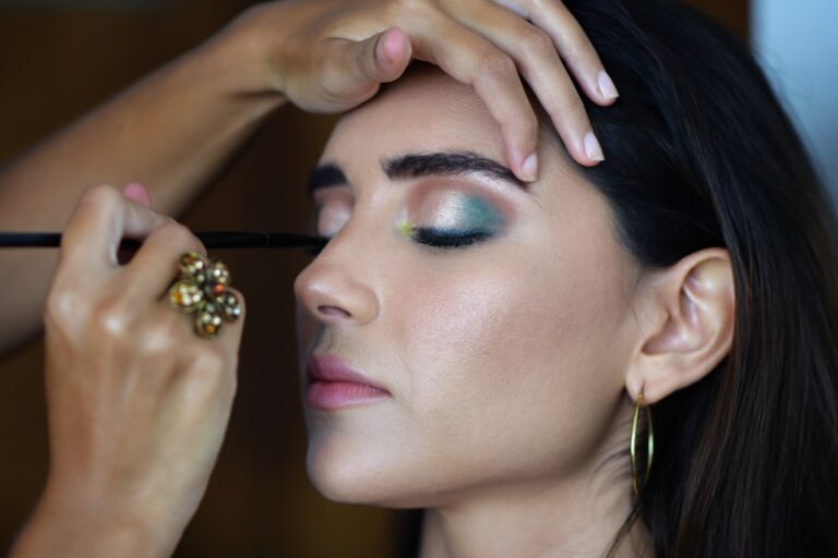 Secrets to Long-Lasting Makeup That Enhances Your Features